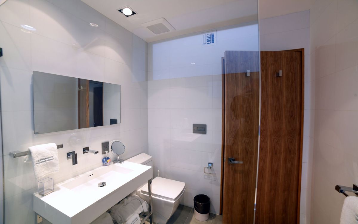 BATHROOM 8